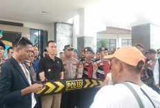 Desak Bupati Copot Kades Tanjung Batu, Massa Bakar Ban di Kantor Pemkab OKI