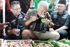 Capres Ganjar Pilih Blusukan, Sambangi Pasar Km 5 dan 16 Ilir, Makan Pempek Sambil Dengar  Keluhan Warga 
