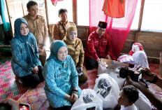 Empat Siswa SD di Kertapati Sumringah, Terima Bantuan Perlengkapan Sekolah 