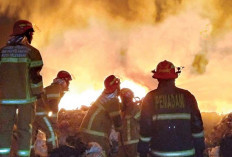 Percikan Api dari Limbah yang Dibakar Jadi Penyebab Kebakaran Gudang Pengolahan Plastik di Tanah Mas 