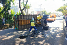 Truk Sampah Milik DLH Palembang Terguling, Timpa Motor Babinsa di Jalan KH Wahid Hasyim