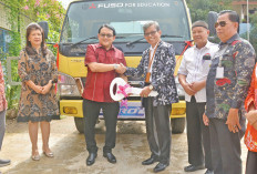 SMK PGRI 2 Palembang Terima Bantuan Kendaraan Praktik Mitsubishi Fuso Euro 4 dari PT KTB