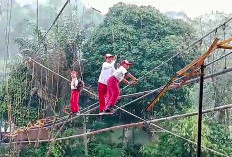 Nekat, demi Sekolah Susuri Kawat Seling, Pelajar SD di Muratara Seberangi Jembatan Gantung Rusak Pascabanjir 