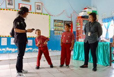 Sampaikan Pesan Harkamtibmas dengan Rian Gembira, Ala Jatanras saat Pembagian Makan Bergizi Gratis ke Sekolah