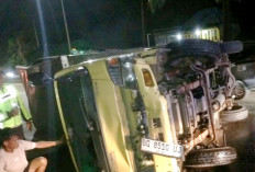 Truk Engkel Terbalik di Kertapati, Sopir Kabur Usai Tabrak Motor