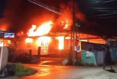Kebakaran Hebat Hanguskan Rumah Warga di Bandar Jaya Lahat, Diduga Akibat Arus Pendek Listrik