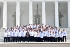 Pamit dari Istana, Jokowi dan Ibu Iriana Foto Bareng Staf