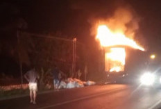 Truk Box Bermuatan Sparepart Ludes Terbakar di Bayung Lencir