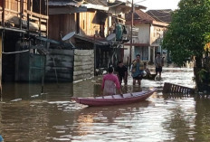 Sudah Delapan Hari Terendam Banjir: Warga Rawas Ilir Andalkan Perahu Selama Lebaran