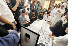 Herman Deru Berangkatkan Jenazah (Alm) Alex Noerdin Secara Terhormat, Doakan Tempat Terbaik di Sisi Allah Swt