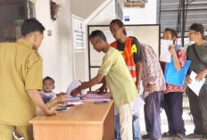 Serahkan Bantuan Pangan Akhir Tahun