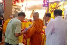 Sambut Imlek, Ratusan Umat Buddha Gelar Sembahyang Pertobatan
