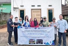 Pemkab Lahat Serahkan Dua Rumah Layak Huni