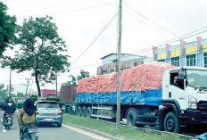 Truk Mencari Celah saat Petugas Lengah