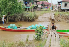 Warga Beraktivitas Pakai Perahu