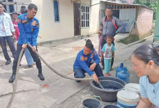 Minim Pasokan Air Bersih, Damkar Lubuklinggau Suplai 3.000 Liter  