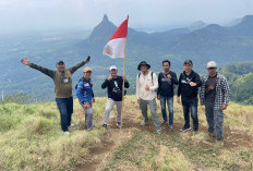 Kajari Lahat Rayakan HUT RI ke-79 dengan Pengibaran Bendera di Puncak Bukit Besak