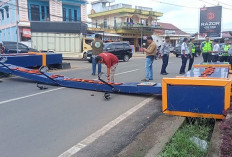 Gapura Batu Urip Permai Ambruk Usai Terseret Truk Bermuatan Kerupuk