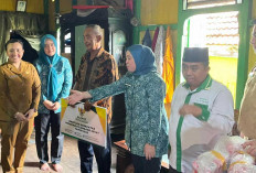 TP PKK Kota Palembang Bersam Baznas Serahkan Bantuan Buku Pelalajaran ke Siswa MI Darussalam