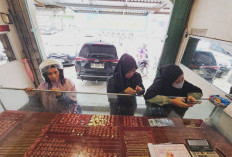  Harga Emas Rontok, Pembeli Justru Ramai Memburu