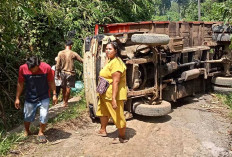   Jalan Rusak Parah Sebabkan Truk Truguling di Tengah Jalan