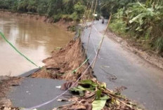 Jalan Amblas di Mandi Angin. Warga Diminta Waspada dan Cari Alternatif