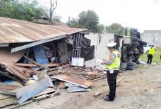 Hilang Kendali, Truk Timpa Rumah Warga
