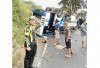 Usai Hadiri Pernikahan, Bus 28 Penumpang Terguling di Pinggir Danau Ranau