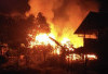 Kebakaran Hebat di Dusun Tunggul Hitam, Empat Lawang: Tiga Rumah Ludes Dilalap Api