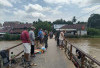 Diterjang Sampah dan Kayu Saat Air Pasang, Jembatan di Teluk Gelam Nyaris Roboh 