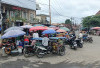 Berulang Kali Ditertibkan, Pedagang Tetap Berjualan Di Badan Jalan Pada Pasar 2 Ulu