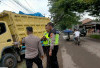 Diduga Lelah dan Mengantuk, Dua Pemotor Tak Sadarkan Diri Usai Dihantam Truk di Talang Jambe