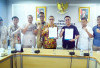 Bandara SMB II Support Festival Panjat Pinang Sumeks, Program InJourney Airports Peduli juga Salurkan Bantuan 