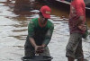 Rebutan Minyak Mentah di Sungai Parung: Warga Raup Jutaan Rupiah Tiap Hari, Abaikan Gas Beracun!