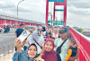Warga Pendatang Penasaran Ingin Naiki Menara Jembatan Ampera Sembari Berswafoto