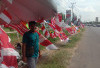 Pedagang Bendera Musiman Mulai Mengisi Jalanan Lubuklinggau Menjelang HUT 17 Agustus