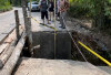 Jalan Penghubung Prabumulih-Pali Terputus, Warga Tempuh Jembatan Kayu Sementara
