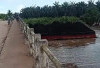 Tongkang Bermuatan Batu Bara Kembali Tersangkut di Jembatan Bentayan, Warga Khawatir Infrastruktur Rusak