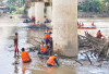 Bersihkan Sampah Kayu di Jembatan Rupit