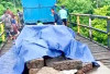 Warga Gotong Royong Perbaiki Jembatan Rusak, Penghubung Desa Kuto Tanjung–Desa Napalicin