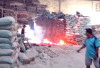 Cepat Atasi Munculnya Api di Tumpukan Abu Pengeringan Gabah Padi, Produksi Beras Topi Koki Tidak Terganggu