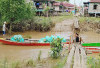 Warga Beraktivitas Pakai Perahu