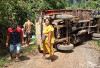   Jalan Rusak Parah Sebabkan Truk Truguling di Tengah Jalan