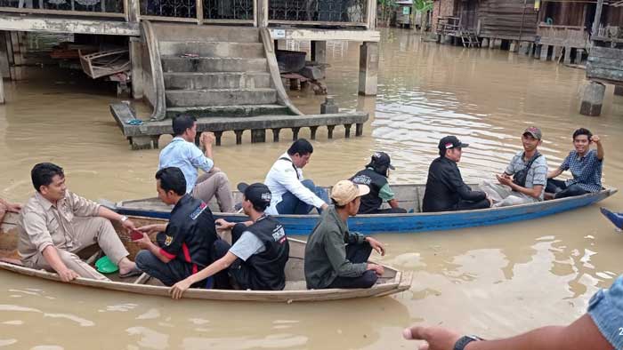Petugas Pantarlih Terobos Banjir
