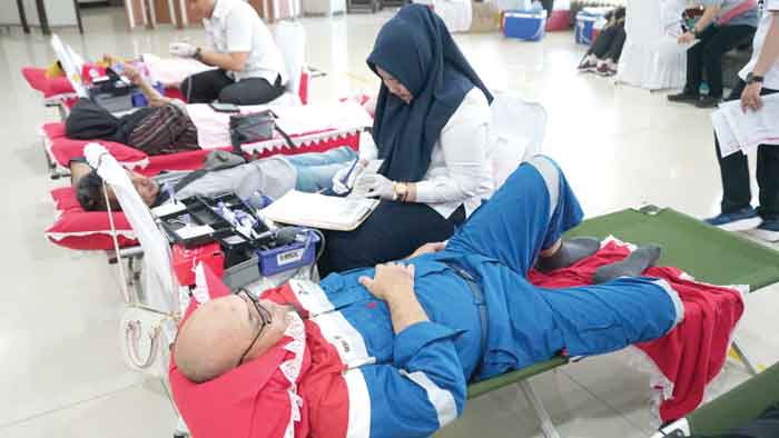 Donorkan 300 Kantong Darah