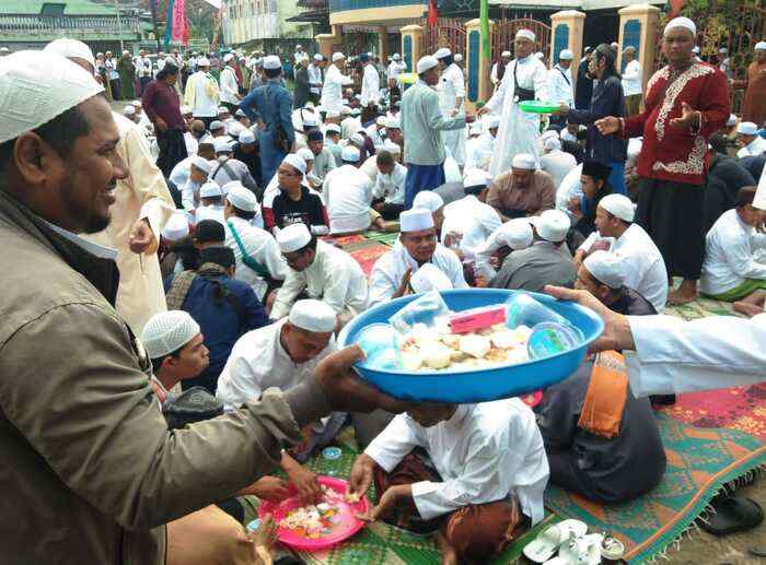 FOTO : Halaqah, Tradisi Makan Bersama Ala Rasulullah