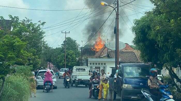 Kebakaran di Kayuagung: Satu Rumah dan Tiga Motor Hangus, Penghuni Berhasil Diselamatkan Warga