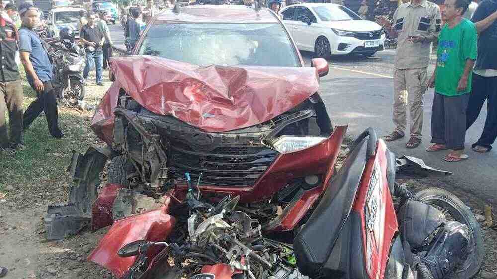 Kecelakaan Maut di Jalan Ahmad Yani: Mobil Tabrak Tiga Sepeda Motor, 4 Korban Luka
