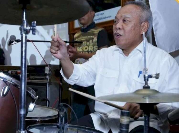 Jadi Drummer Konser Band Kotak, Menteri Basuki Emang MULTI
