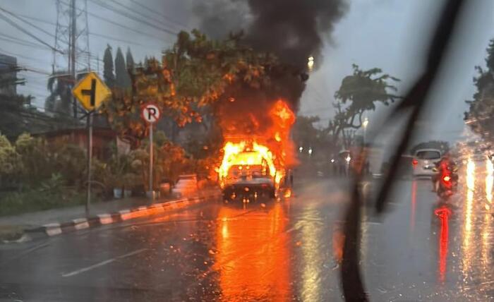 Mobil Terbakar di Demang Lebar Daun, Petugas Gerak Cepat Padamkan Api